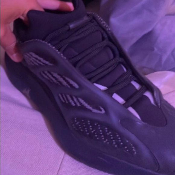 Yeezy Adidas 700 V3 in Alvah